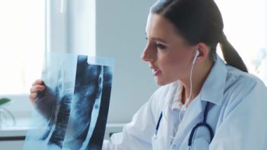 Hastane ofisinde çalışan profesyonel tıp doktorları bilgisayar araştırması yapıyor. Tıp, sağlık ve teknoloji kavramı.