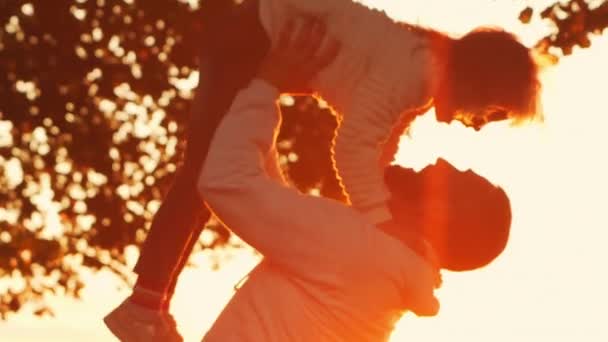Familienspaziergänge Der Natur Während Des Sonnenuntergangs Das Konzept Der Liebe Stock-Filmmaterial