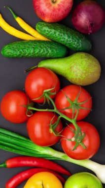Dikey video. Sağlıklı yiyecekler: taze sebzeler, meyveler ve süper yiyecekler. Beslenme, diyet, vejetaryen gıda konsepti. Siyah arkaplan