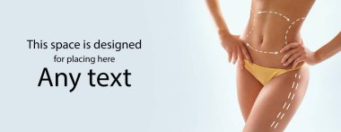 Mayo giymiş ince ve sportif vücutlu güzel bir kadın midesinde ve bacaklarında oklar var. Yağ kaybı, yağ aldırma ve selülit temizleme konsepti.