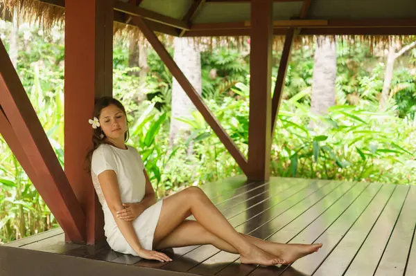 Jonge Mooie Vrouw Witte Jurk Vrouw Poserend Exotische Thaise Bungalow Stockfoto