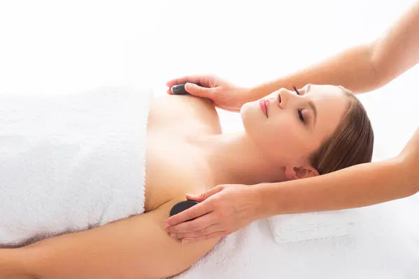 Giovane Donna Ottenere Massaggio Trattamento Sfondo Bianco Spa Assistenza Sanitaria Foto Stock Royalty Free