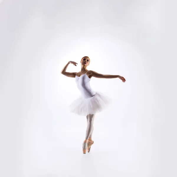 Артистка Балета Изолирована Белом Фоне Прекрасная Балерина Выступает Студии Стоковое Фото