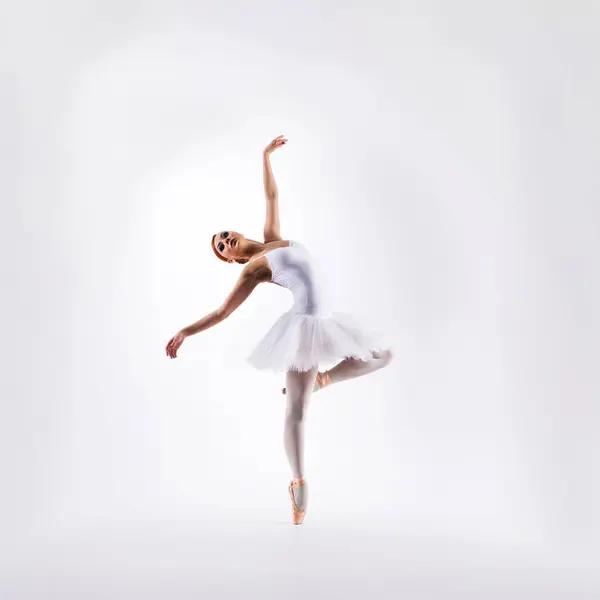 Артистка Балета Изолирована Белом Фоне Прекрасная Балерина Выступает Студии Стоковая Картинка