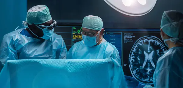 Equipe Diversificada Médicos Profissionais Realiza Uma Operação Cirúrgica Uma Sala Fotografia De Stock