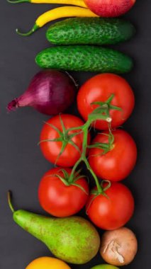 Dikey video. Sağlıklı yiyecekler: taze sebzeler, meyveler ve süper yiyecekler. Beslenme, diyet, vejetaryen gıda konsepti. Siyah arkaplan