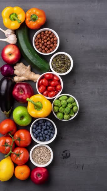 Vídeo Vertical Ingredientes Alimenticios Saludables Verduras Frescas Frutas Superalimentos Nutrición — Vídeo de stock