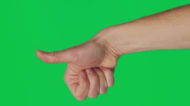 Erkek el teması, tıkırtı, tıkırtı, sürtünme ve krom anahtar yeşil ekran arka planda geçiş. Farklı işaretler ve parmaklarla yapılan jestler. Dikey video şablonu.