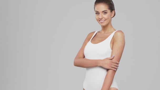 Junge Schöne Fitte Und Natürliche Frau Weißen Badeanzug Mädchen Posiert — Stockvideo