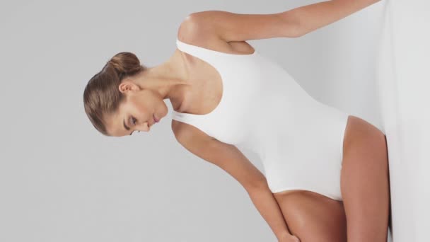 Jovem Bonita Forma Mulher Natural Maiô Branco Menina Posando Estúdio — Vídeo de Stock
