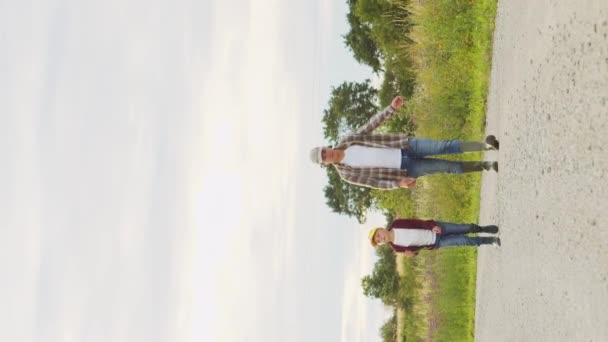농부와 풍경을 들판에 남자와 아버지 생활의 — 비디오