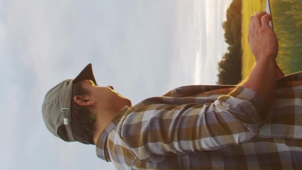 Agriculteur Utilisant Tablette Devant Paysage Agricole Coucher Soleil Homme Dans — Video