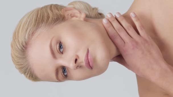 Retrato Estúdio Mulher Loira Jovem Bonita Natural Fazendo Massagem Facial — Vídeo de Stock