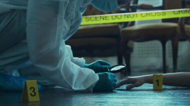 Dedektif Suç Mahalli 'nde Kanıt Topluyor. Adli Tıp Uzmanları Ölü Bir Kişinin Evinde Uzman Yapıyor. Profesyonel Polis Memuru 'nun Cinayet Soruşturması.