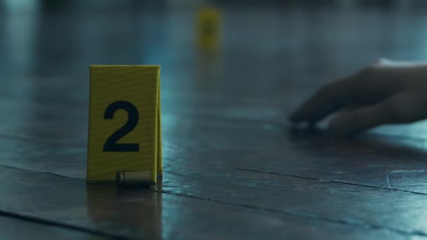 Rikospaikan Lähikuva Kuolleiden Henkilöiden Kodissa Tapahtuneesta Rikoksesta Kuollut Mies Poliisilinja — kuvapankkivideo