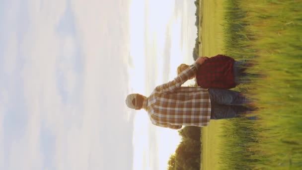 Agricultor Seu Filho Frente Uma Paisagem Agrícola Por Sol Homem — Vídeo de Stock