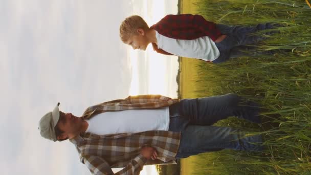 Lantbrukaren Och Hans Son Framför Ett Jordbrukslandskap Man Och Pojke — Stockvideo