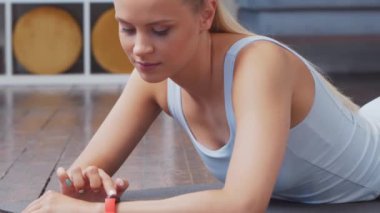 Spor giyimli genç ve sportif kız evde egzersiz yapıyor. Formda ve narin sarışın kadın spor ve spor için geliyor. Sağlık, yağ yakma ve sağlık konsepti.