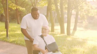 Afro-Amerikalı bakıcı ve yaşlı adam. Bakımevindeki profesyonel hemşire ve hastası. Yardım, rehabilitasyon ve sağlık hizmetleri kavramı.