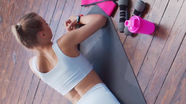 Spor Giyimli Genç Sportif Kız Evde Egzersiz Yapıyor Formda Narin — Stok video
