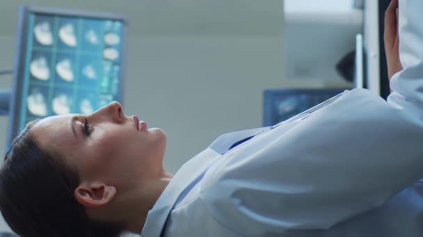 Профессиональные Врачи Работающие Больничном Офисе Проводят Компьютерные Исследования Концепция Медицины — стоковое видео