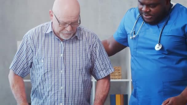 Cuidador Afroamericano Anciano Enfermera Profesional Paciente Asilo Ancianos Asistencia Rehabilitación — Vídeos de Stock