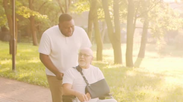 Afrikai Amerikai Gondozó Öregember Professzionális Nővér Betege Egy Idősek Otthonában — Stock videók