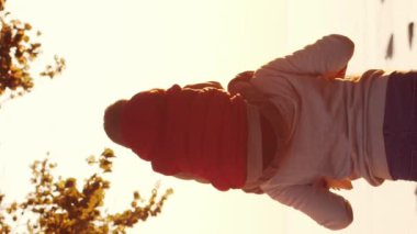 Aile gün batımında kırsalda yürür. Aşk kavramı, aile bakımı ve çocuklar. Dikey video.