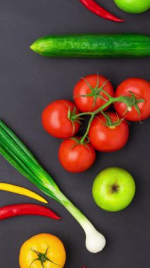 Dikey video. Sağlıklı yiyecekler: taze sebzeler, meyveler ve süper yiyecekler. Beslenme, diyet, vejetaryen gıda konsepti. Siyah arkaplan