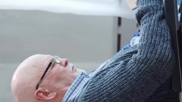 Alter Mann Älterer Patient Einem Pflegeheim Unterstützungs Rehabilitations Und Gesundheitskonzept Stockvideo