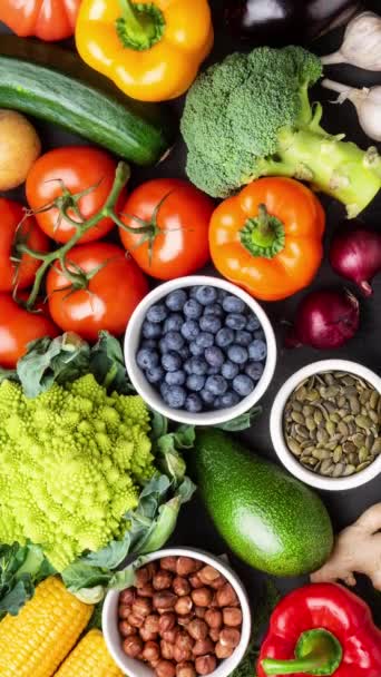 Vídeo Vertical Ingredientes Alimenticios Saludables Verduras Frescas Frutas Superalimentos Nutrición — Vídeos de Stock