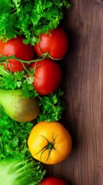 Dikey video. Sağlıklı yiyecekler: taze sebzeler, meyveler ve süper yiyecekler. Beslenme, diyet, vejetaryen gıda konsepti. Ahşap arkaplan