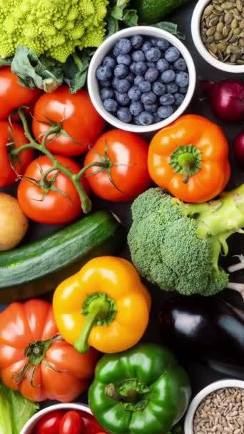 Vídeo Vertical Ingredientes Alimenticios Saludables Verduras Frescas Frutas Superalimentos Nutrición — Vídeos de Stock