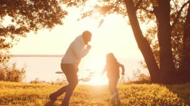 Aile gün batımında kırsalda yürür. Aşk kavramı, aile bakımı ve çocuklar..