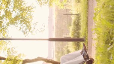 Afro-Amerikalı bakıcı ve yaşlı adam. Bakımevindeki profesyonel hemşire ve hastası. Yardım, rehabilitasyon ve sağlık hizmetleri kavramı. Dikey video.