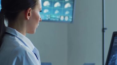 Hastane ofisinde çalışan profesyonel tıp doktorları bilgisayar araştırması yapıyor. Tıp, sağlık ve teknoloji kavramı.