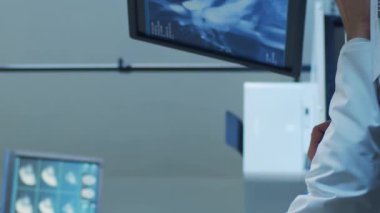 Hastane ofisinde çalışan profesyonel tıp doktorları bilgisayar araştırması yapıyor. Tıp, sağlık ve teknoloji kavramı. Dikey video.