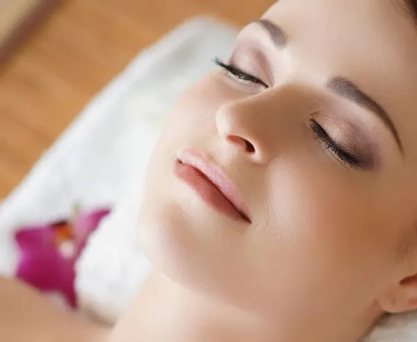 Gezonde Jonge Mooie Vrouw Spa Salon Traditionele Oosterse Massage Therapie Stockfoto