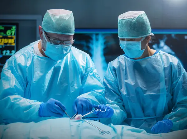Olika Team Professionella Läkare Utför Kirurgisk Operation Ett Modernt Operationssal Stockfoto