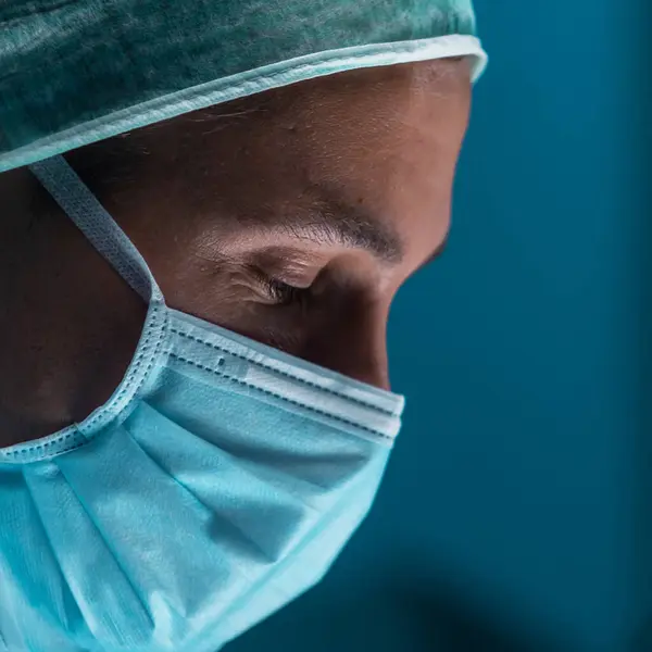Profesyonel Tıp Doktorlarından Oluşan Çeşitli Ekipler Modern Bir Ameliyathanede Yüksek Stok Fotoğraf
