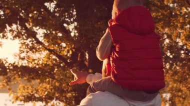 Aile gün batımında kırsalda yürür. Aşk kavramı, aile bakımı ve çocuklar..