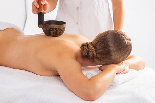 Молодая женщина получает массаж на белом фоне. Спа, здравоохранение и концепция отдыха.