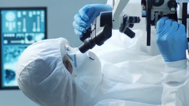 Hastane ofisinde çalışan profesyonel tıp doktorları bilgisayar araştırması yapıyor. Tıp, sağlık ve teknoloji kavramı. Dikey video.