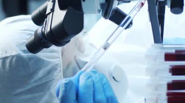 Hastane ofisinde çalışan profesyonel tıp doktorları bilgisayar araştırması yapıyor. Tıp, sağlık ve teknoloji kavramı. Dikey video.