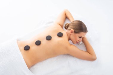 Beyaz arka planda masaj yaptıran genç bir kadın. Spa, sağlık ve dinlenme konsepti.