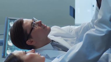 Hastane ofisinde çalışan profesyonel tıp doktorları bilgisayar araştırması yapıyor. Tıp, sağlık ve teknoloji kavramı. Dikey video.