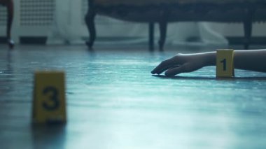 Bir Ölenler Evi 'nde Bir Olay Yeri İnceleme. Ölü adam, Polis Hattı, İpuçları ve Kanıtlar. Seri katil ve dedektif soruşturması kavramı.