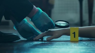 Dedektif Suç Mahalli 'nde Kanıt Topluyor. Adli Tıp Uzmanları Ölü Bir Kişinin Evinde Uzman Yapıyor. Profesyonel Polis Memuru 'nun Cinayet Soruşturması.