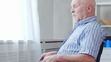 Yaşlı adam. Huzurevindeki yaşlı hasta. Yardım, rehabilitasyon ve sağlık hizmetleri kavramı.