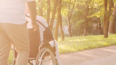 Afro-Amerikalı bakıcı ve yaşlı adam. Bakımevindeki profesyonel hemşire ve hastası. Yardım, rehabilitasyon ve sağlık hizmetleri kavramı.